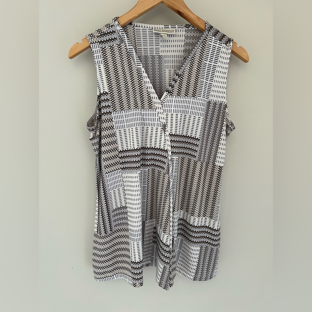 Dana Buchman sleeveless business casual neutral v-neck blouse